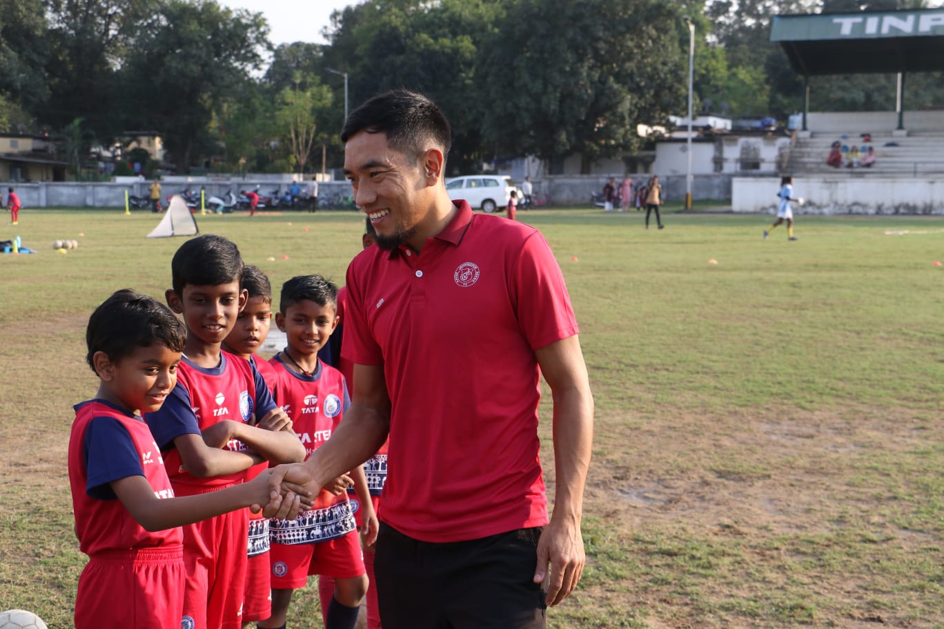 Jamshedpur FC defender Ricky Lallawmawma motivates at JPS Grassroots