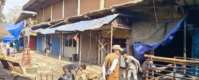 Balcony of dilapidated building in Jamshedpur Market collapses - Vimarsana News