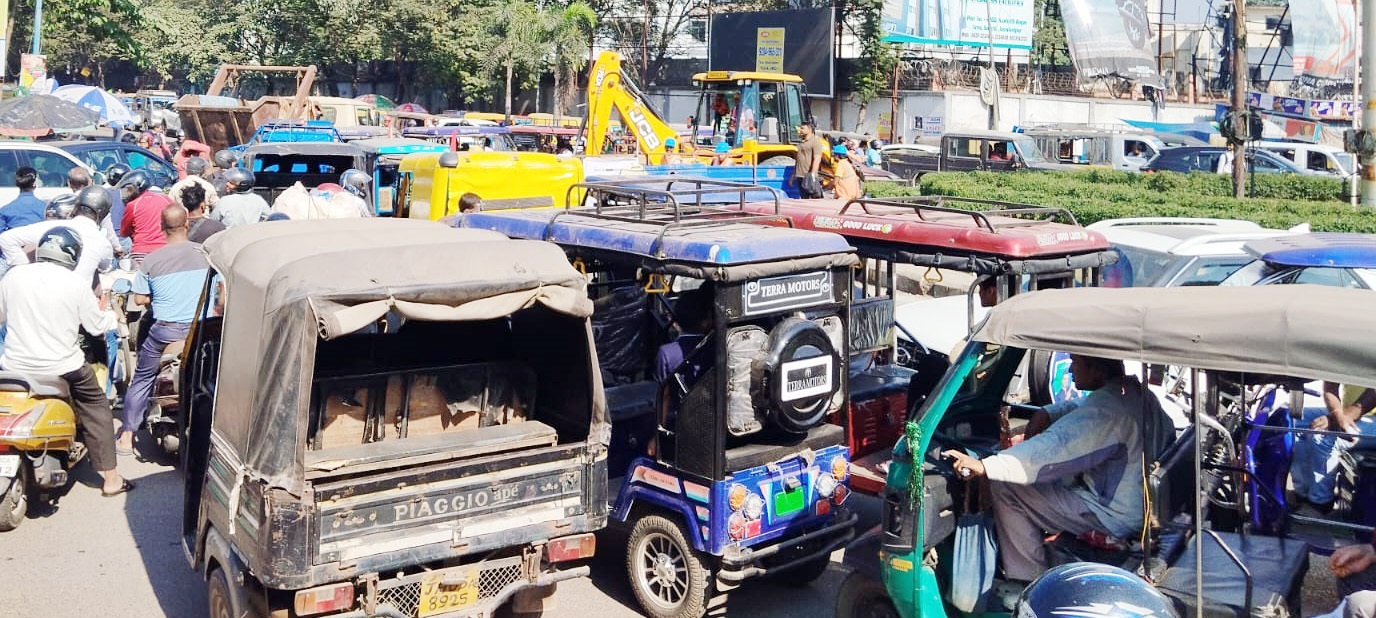 Traffic chaos in Jamshedpur due to road construction | The Avenue Mail