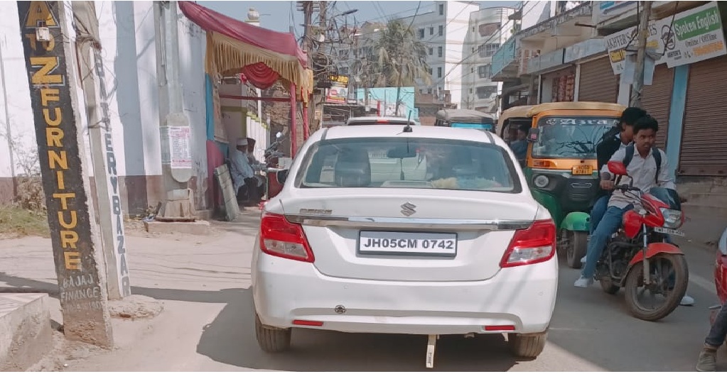Duplicate Number Plate Mystery in Jamshedpur: Two Maruti Dzire Cars Found Using Same Registration Number
