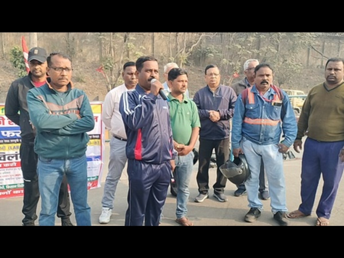 Trade Unions hold protest at Tata Power Jamshedpur Gate, announce statewide strike on Feb 12