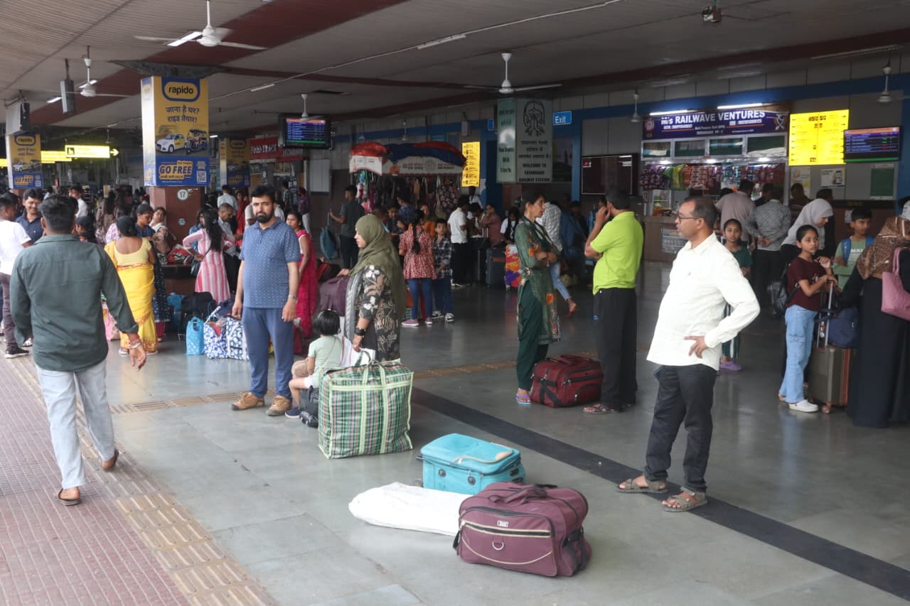 Jamshedpur-Bihar trains packed as wedding season begins, waiting lists cross 100