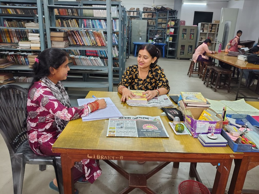 Graduate College Jamshedpur students interview faculty members on Hindi Journalism Day